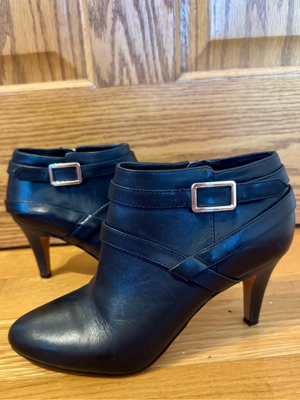 VINCE CAMUTO Black Heeled Ankle Boots With Silver Buckle & Strap Detailing Sz 8